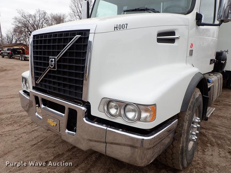 image for item DC1346 2012 Volvo VHD hydrovac truck