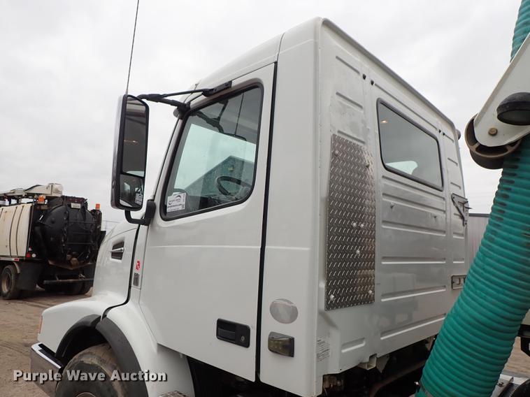 image for item DC1346 2012 Volvo VHD hydrovac truck