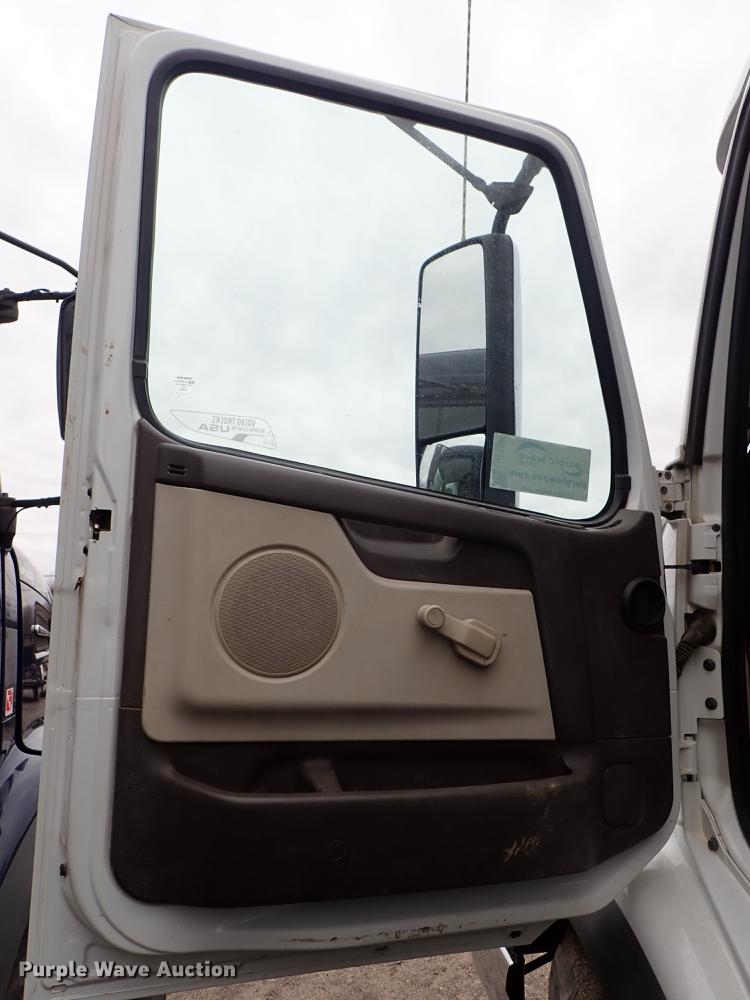 image for item DC1346 2012 Volvo VHD hydrovac truck