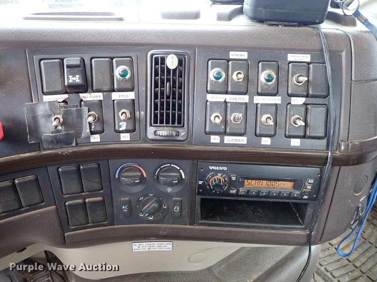 image for item DC1346 2012 Volvo VHD hydrovac truck