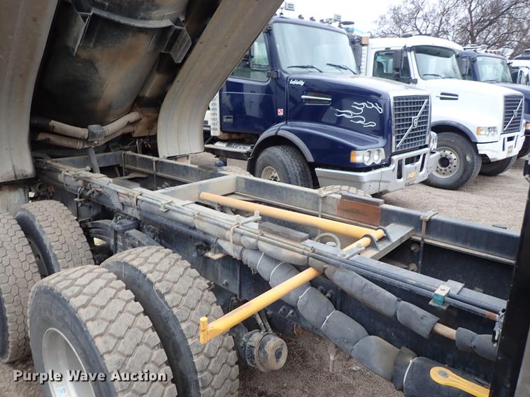 image for item DC1346 2012 Volvo VHD hydrovac truck