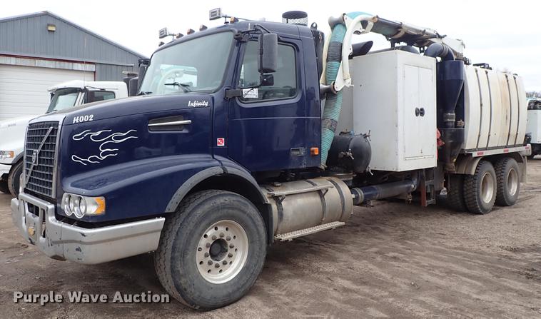 image for item DC1347 2007 Volvo VHD hydrovac truck