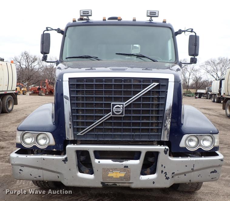 image for item DC1347 2007 Volvo VHD hydrovac truck