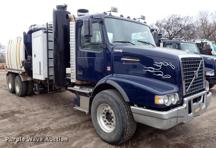 image for item DC1347 2007 Volvo VHD hydrovac truck