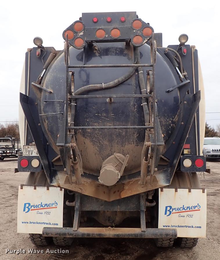 image for item DC1347 2007 Volvo VHD hydrovac truck