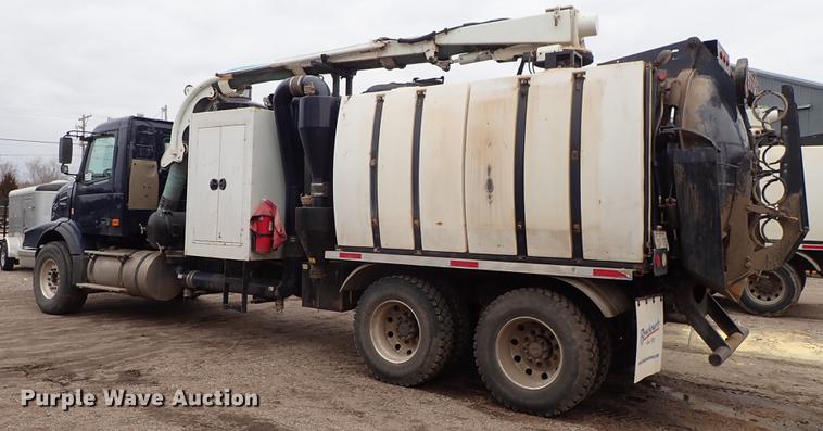 image for item DC1347 2007 Volvo VHD hydrovac truck