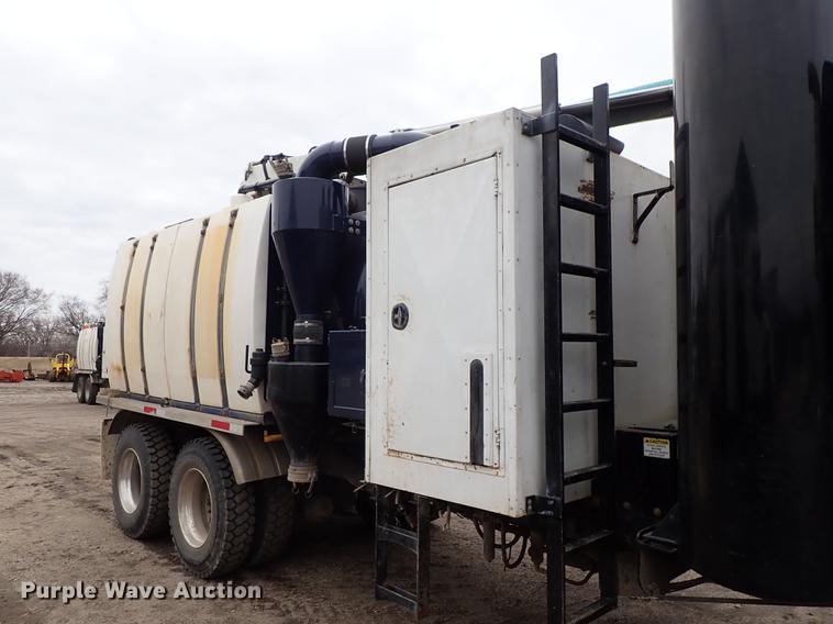 image for item DC1347 2007 Volvo VHD hydrovac truck