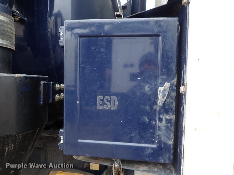 image for item DC1347 2007 Volvo VHD hydrovac truck