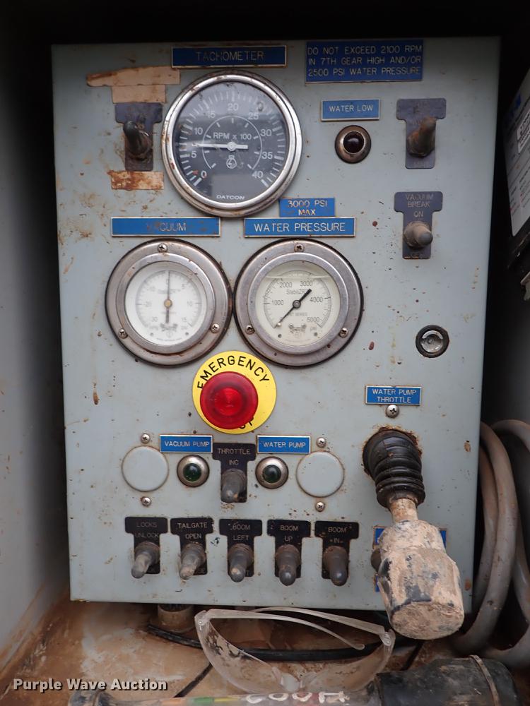 image for item DC1347 2007 Volvo VHD hydrovac truck