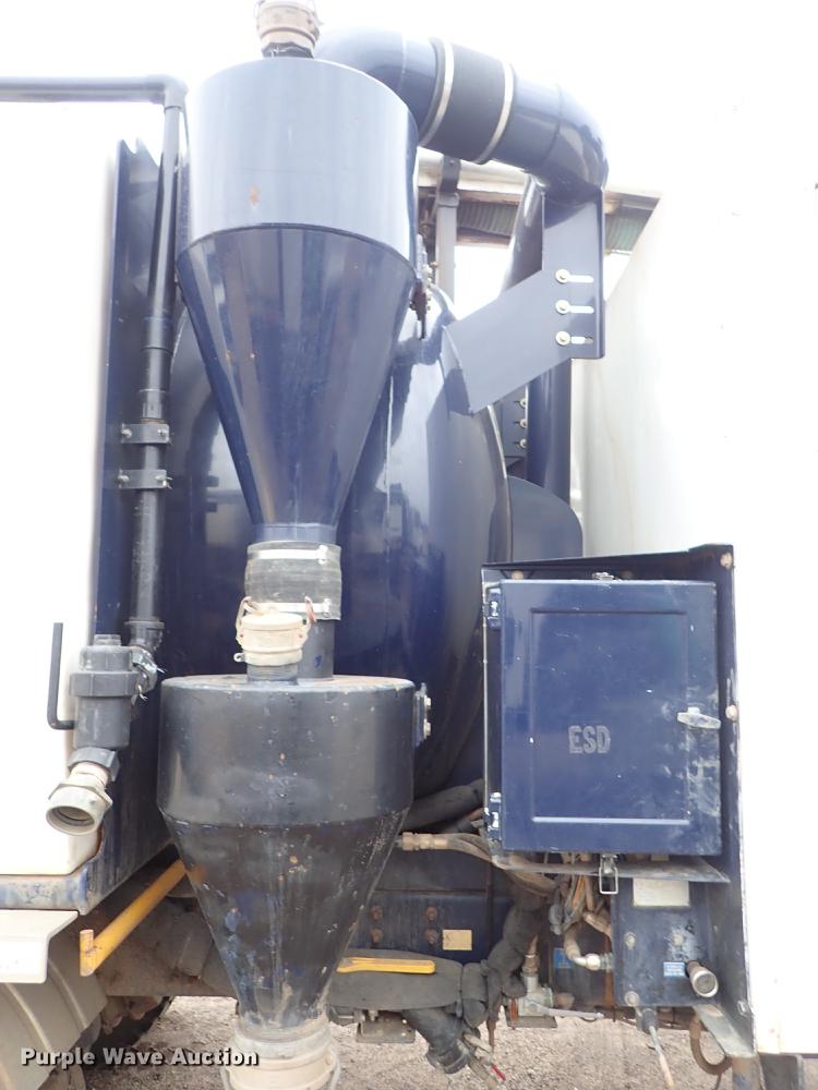 image for item DC1347 2007 Volvo VHD hydrovac truck