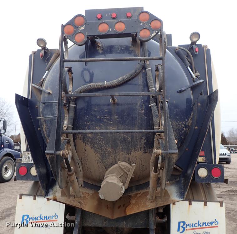 image for item DC1347 2007 Volvo VHD hydrovac truck