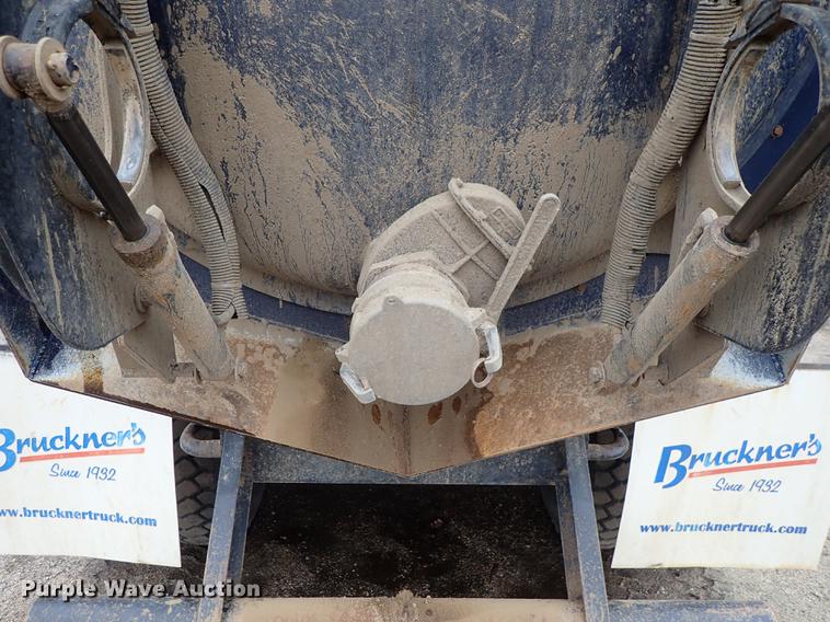image for item DC1347 2007 Volvo VHD hydrovac truck