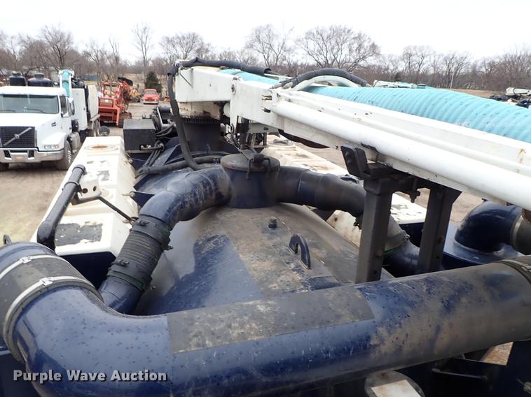 image for item DC1347 2007 Volvo VHD hydrovac truck