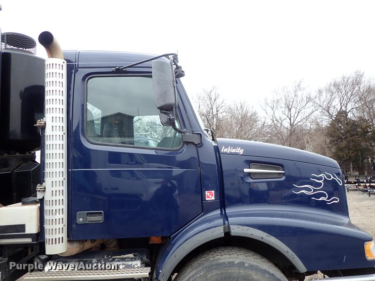 image for item DC1347 2007 Volvo VHD hydrovac truck