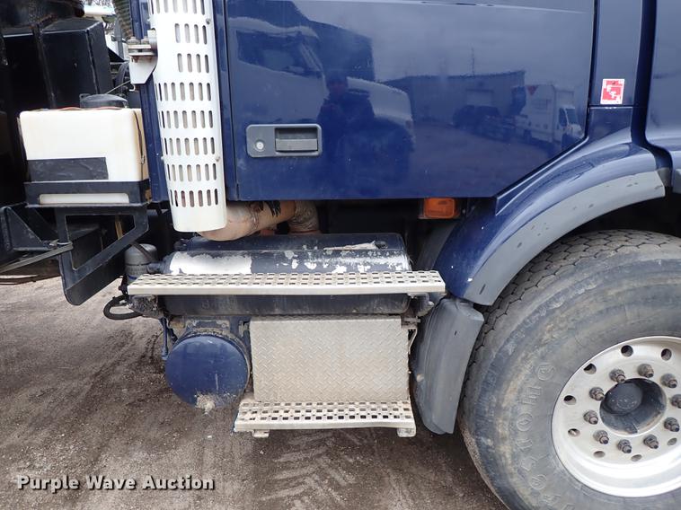 image for item DC1347 2007 Volvo VHD hydrovac truck
