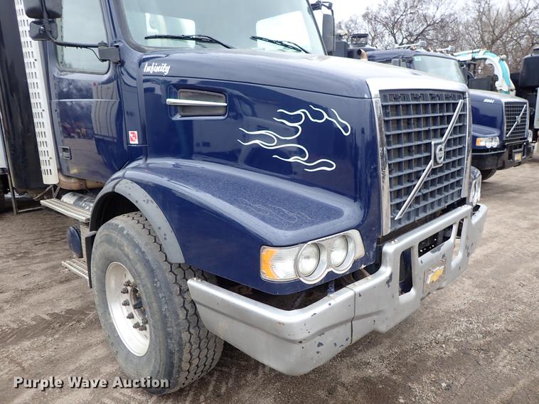 image for item DC1347 2007 Volvo VHD hydrovac truck