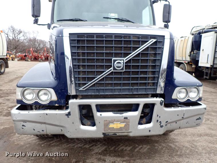 image for item DC1347 2007 Volvo VHD hydrovac truck