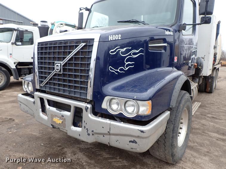 image for item DC1347 2007 Volvo VHD hydrovac truck