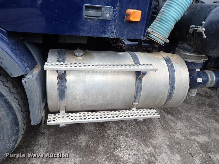 image for item DC1347 2007 Volvo VHD hydrovac truck