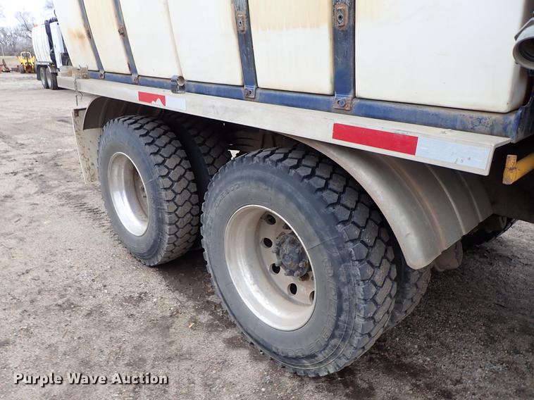 image for item DC1347 2007 Volvo VHD hydrovac truck