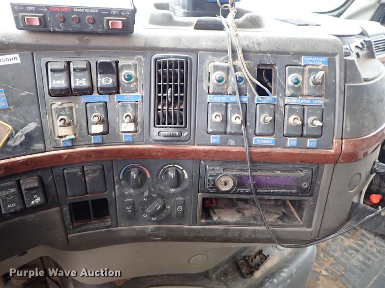 image for item DC1347 2007 Volvo VHD hydrovac truck