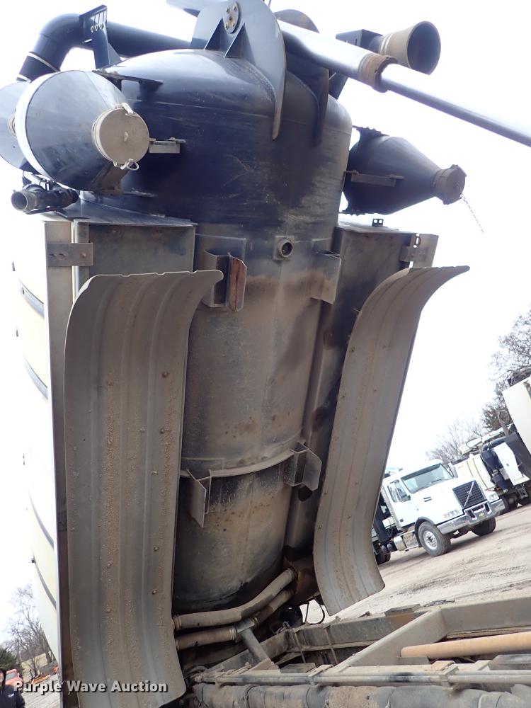 image for item DC1347 2007 Volvo VHD hydrovac truck