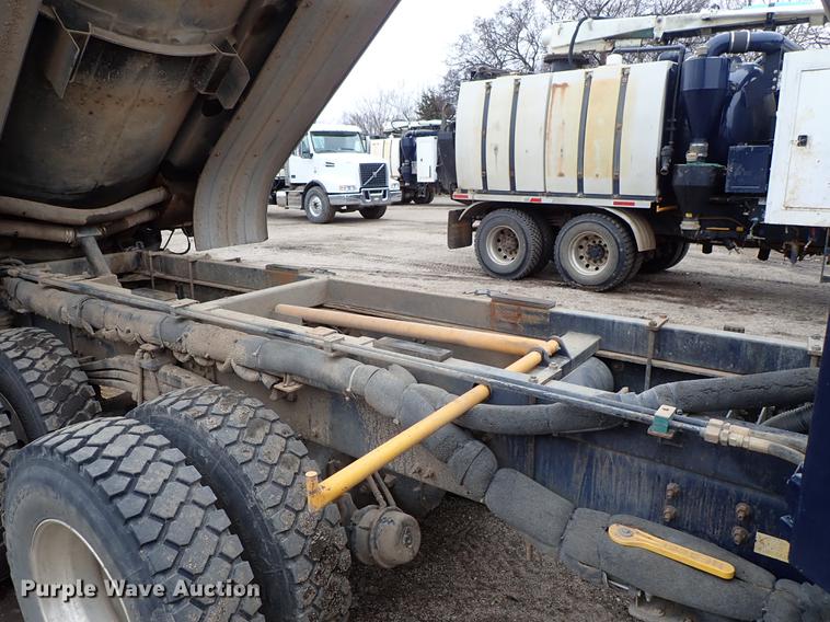 image for item DC1347 2007 Volvo VHD hydrovac truck