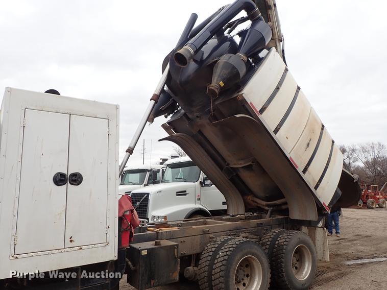 image for item DC1347 2007 Volvo VHD hydrovac truck