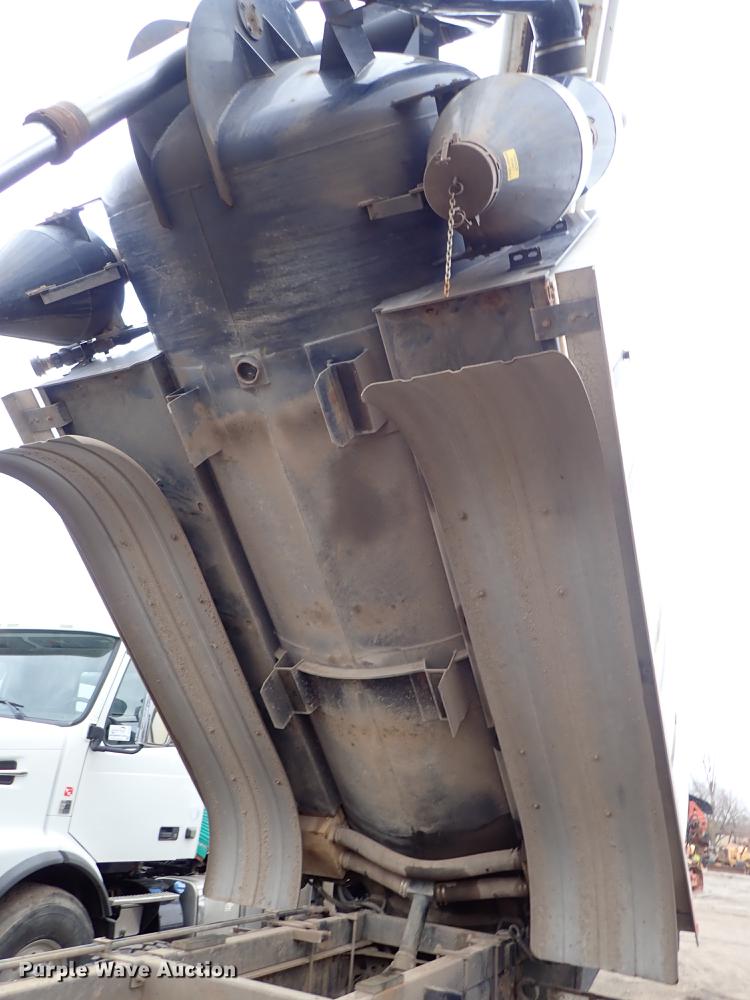 image for item DC1347 2007 Volvo VHD hydrovac truck