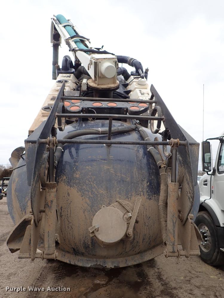 image for item DC1347 2007 Volvo VHD hydrovac truck