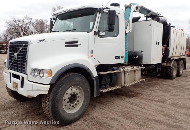 image for item DC1348 2011 Volvo VHD hydrovac truck