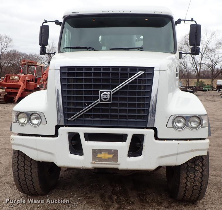 image for item DC1348 2011 Volvo VHD hydrovac truck