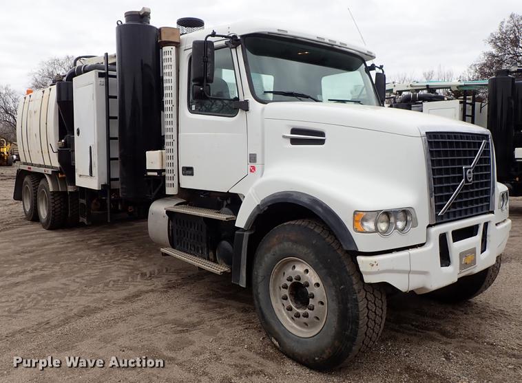 image for item DC1348 2011 Volvo VHD hydrovac truck