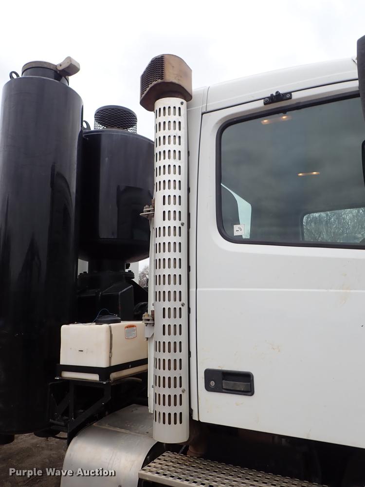 image for item DC1348 2011 Volvo VHD hydrovac truck