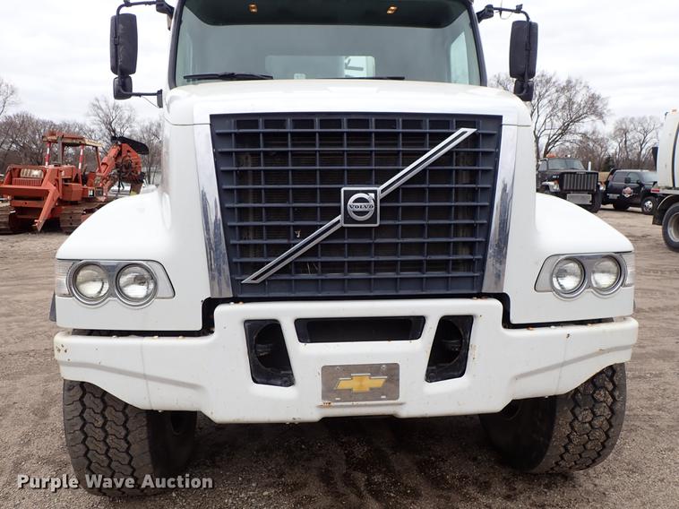 image for item DC1348 2011 Volvo VHD hydrovac truck
