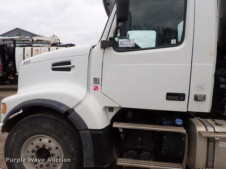 image for item DC1348 2011 Volvo VHD hydrovac truck