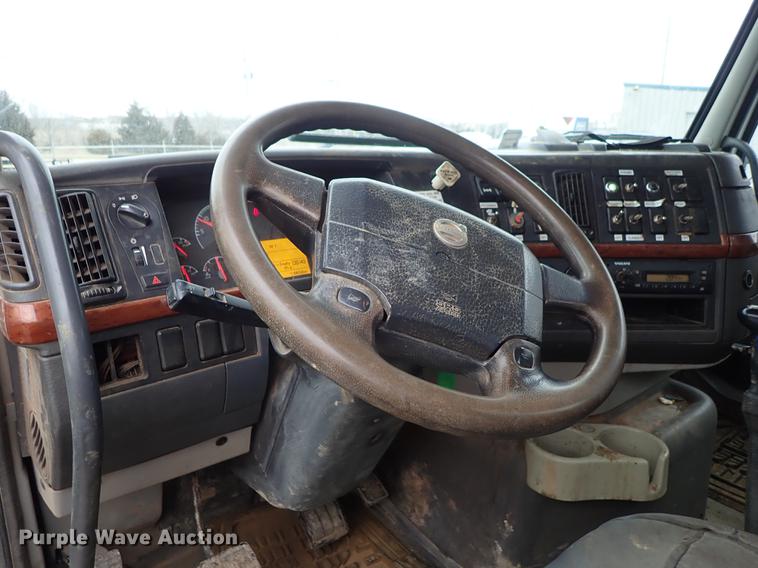 image for item DC1348 2011 Volvo VHD hydrovac truck