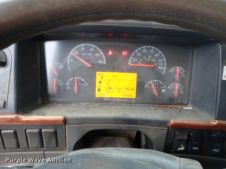 image for item DC1348 2011 Volvo VHD hydrovac truck