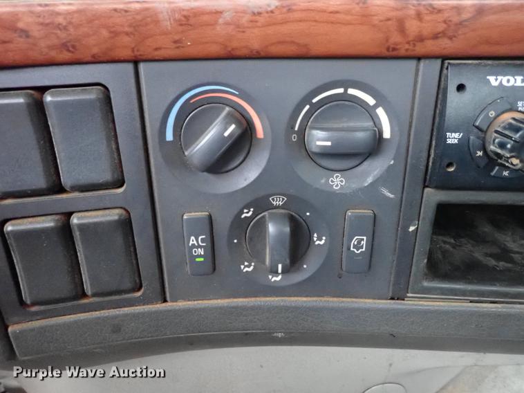 image for item DC1348 2011 Volvo VHD hydrovac truck