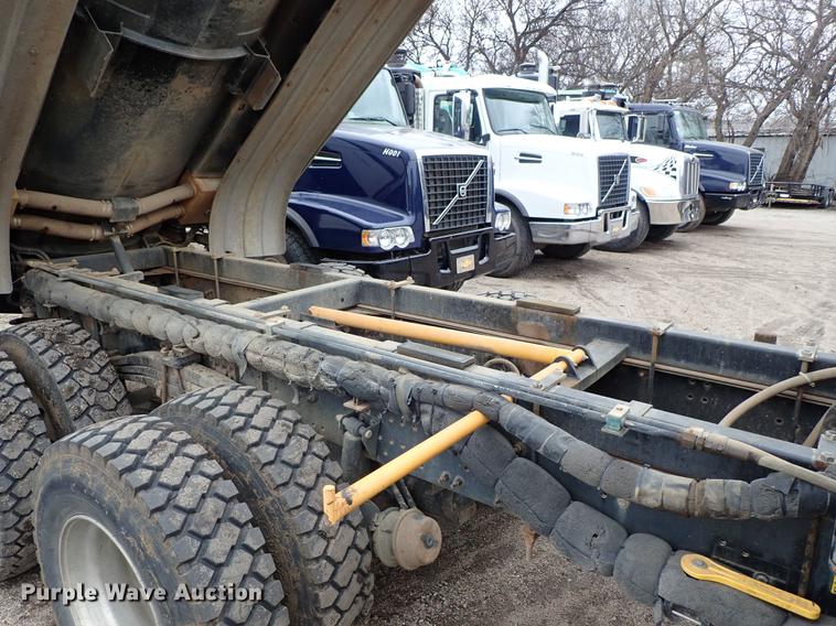 image for item DC1348 2011 Volvo VHD hydrovac truck
