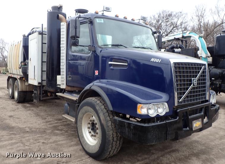 image for item DC1349 2008 Volvo VHD hydrovac truck