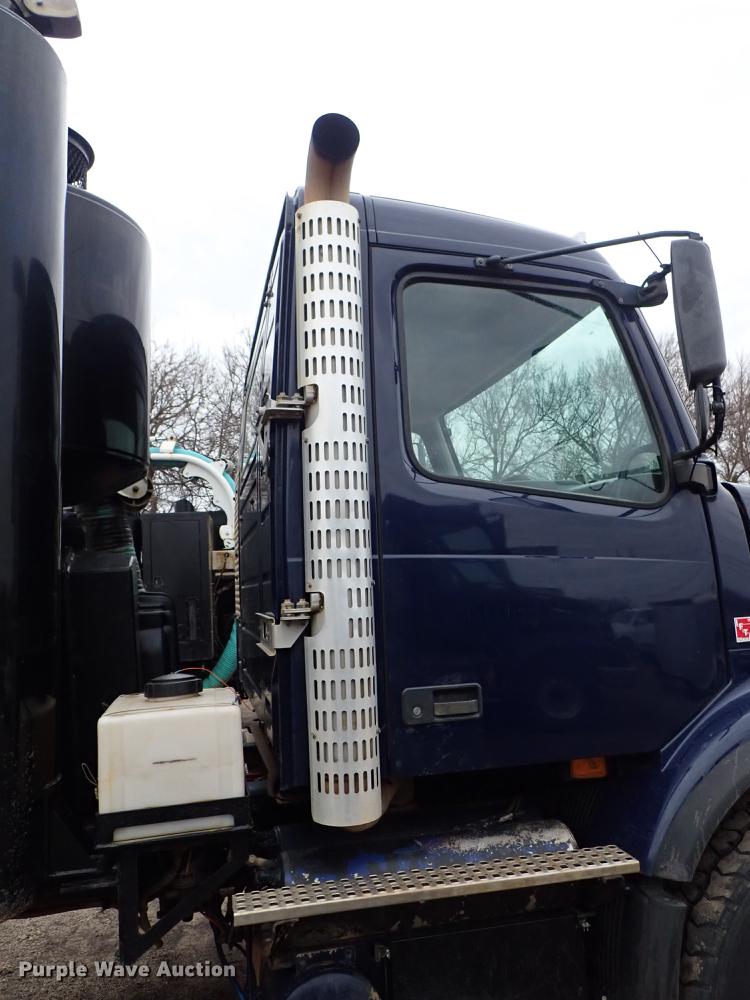 image for item DC1349 2008 Volvo VHD hydrovac truck
