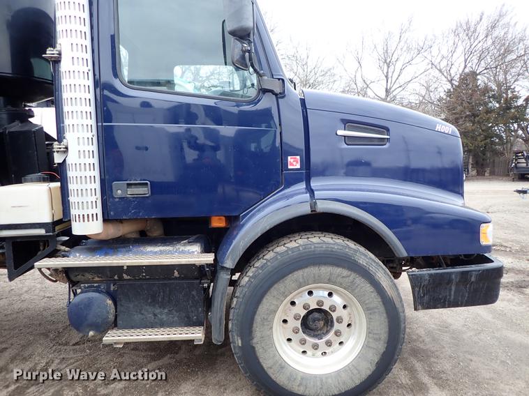 image for item DC1349 2008 Volvo VHD hydrovac truck
