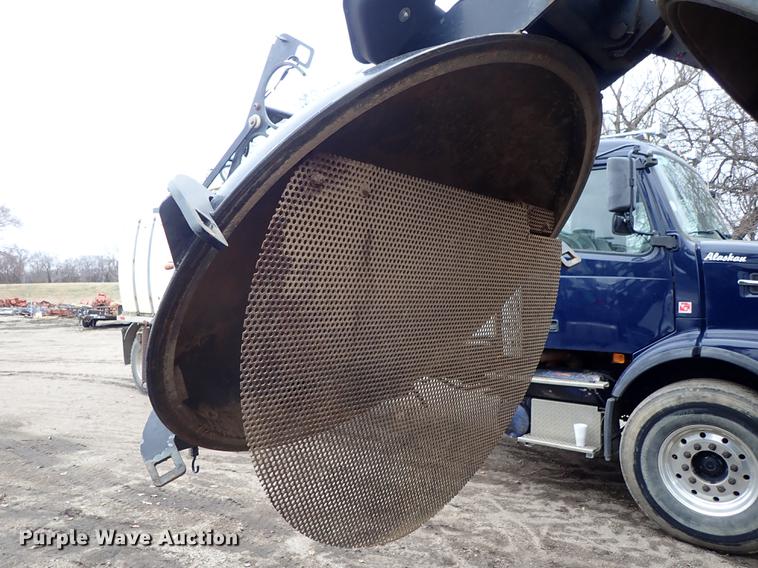 image for item DC1351 2008 Peterbilt 340 hydrovac truck