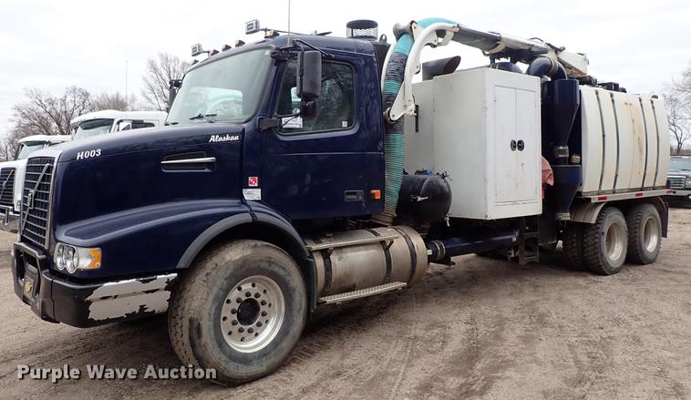 image for item DC1352 2008 Volvo VHD hydrovac truck