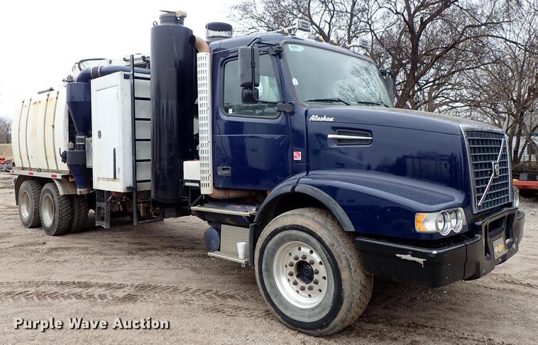 image for item DC1352 2008 Volvo VHD hydrovac truck