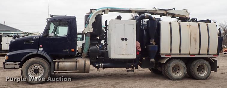 image for item DC1352 2008 Volvo VHD hydrovac truck