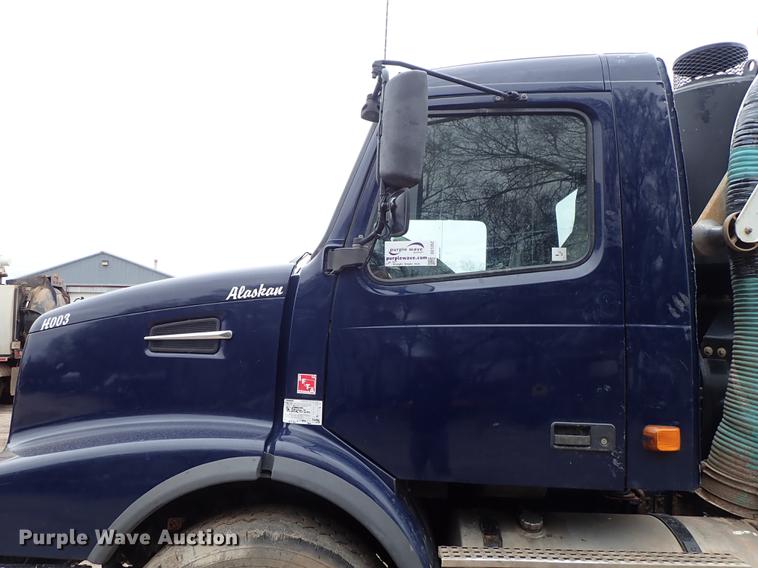 image for item DC1352 2008 Volvo VHD hydrovac truck