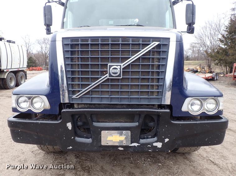 image for item DC1352 2008 Volvo VHD hydrovac truck