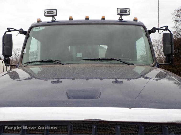 image for item DC1352 2008 Volvo VHD hydrovac truck